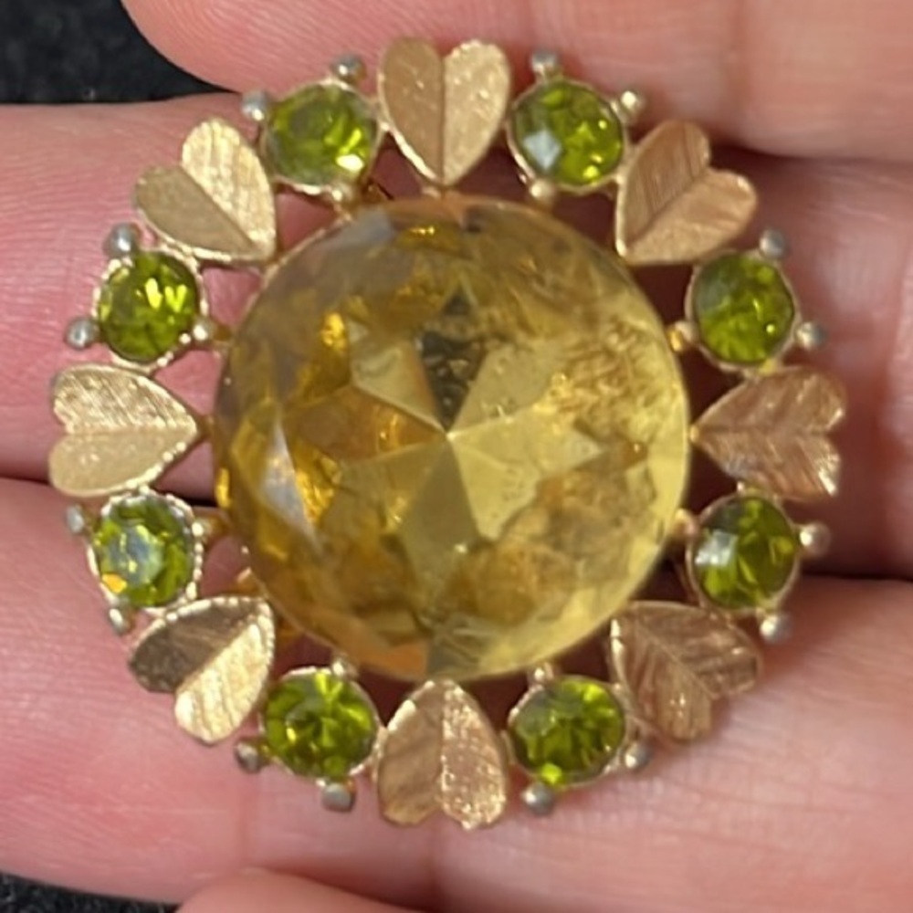 Avon Vintage Sgnd Round Gold Tone Hearts & Green Rhinestones Brooch/Pendant. MA